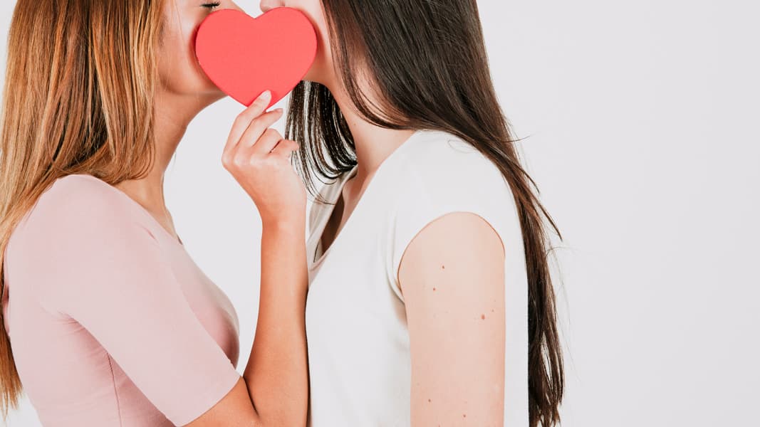 Pareja Femenina Besandose