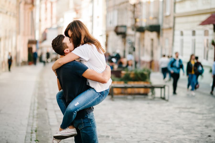 Pareja Feliz Chico Besa Chica