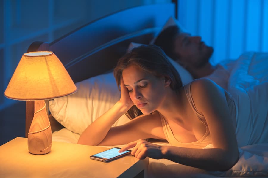 Telefono En La Cama Noche