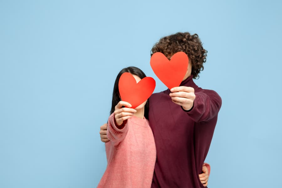 Pareja Enamorados Pared Azul
