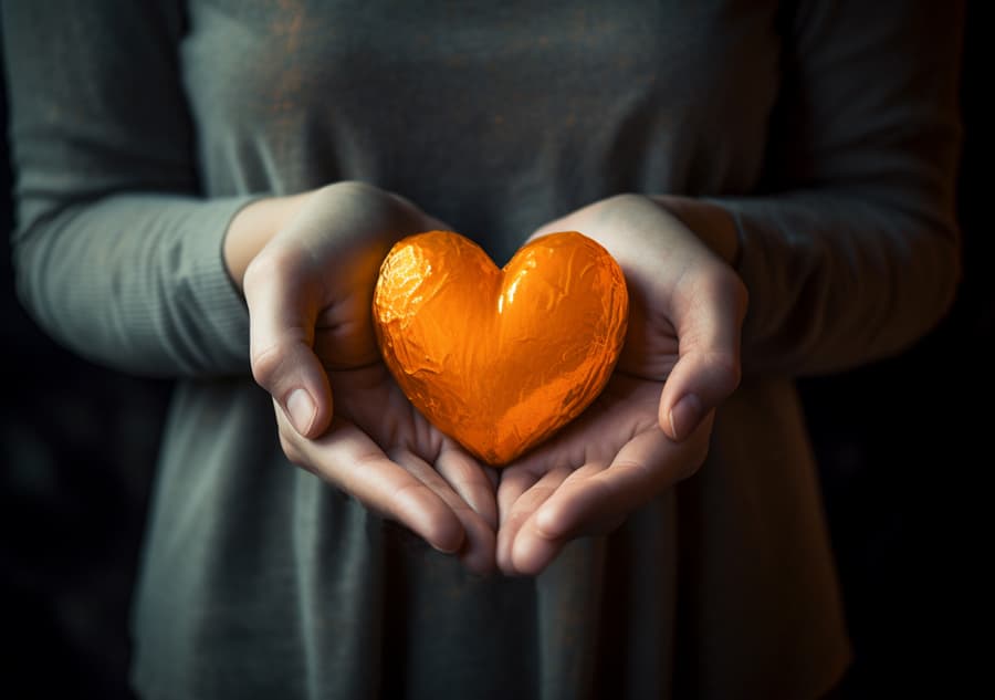 Mujer Sosteniendo Corazon