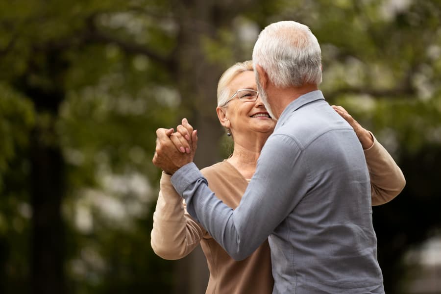 Pareja Senior Bailando