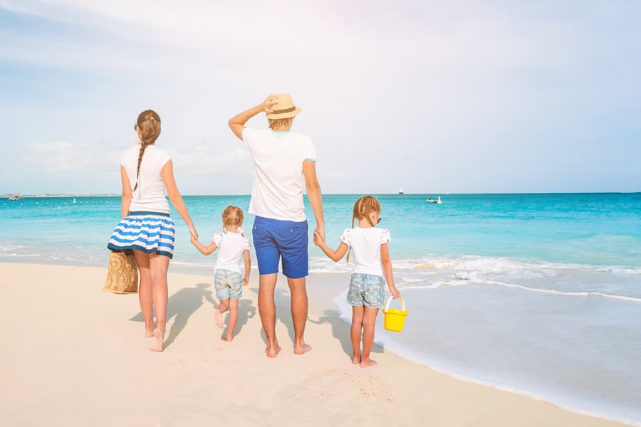 Familia En La Playa